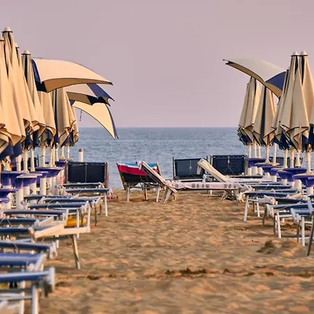 With Outdoor Patio And Fireplace Апартаменты